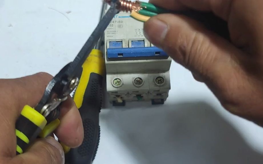 老電工揭秘 開關接線常見誤區，兩根軟線與一根硬線如何正確連接